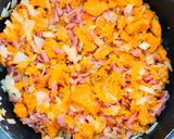 Une image de l'étape 3 de Butternut farcie lardons & oignons gratinée raclette.