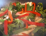 Foto del paso 3 de la receta: Wok de verduras con tofu y gambas
