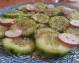 Foto del paso 1 de la receta: Aliño de pepino holandés con rabanitos al orégano 🌱