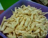 Foto langkah ke 5 dari resep Stik bawang renyah tanpa telur ala Ika.