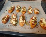 Foto del paso 3 de la receta: Crostini caliente de queso, pesto y jamón