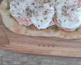 Une image de l'étape 1 de Pinsa pesto mortadelle pistache.