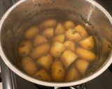 A picture of step 10 of Jacket potatoes with chicken.
