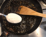 Foto del paso 3 de la receta: Calamares enlatados en su tinta con arroz negro