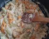 Foto del paso 2 de la receta: Fideos tricolor con crema de cebolla "one pot"