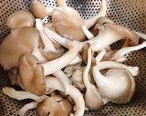 Hình bước làm 2 của món Canh Chua Nấm Bào Ngư Nấu Lá Me