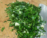 Foto del paso 2 de la receta: Ensalada de verano: patata, atún, perejil picado, ajo y aceite