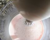 A picture of step 4 of Rose milkshake.