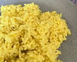 Foto langkah ke 3 dari resep Nasi kuning kukus.