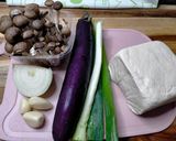 Foto langkah ke 1 dari resep Tumis Terong Tahu Jamur.