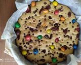 Foto del passaggio 3 della ricetta Biscottone con cioccolato,M&M's e frutta secca
