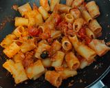 Foto del passaggio 2 della ricetta Pasta con il sugo,olive e pomodorini 🌈