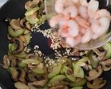 Foto del paso 3 de la receta: Revuelto de calabacín champiñón y gambas