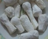 A picture of step 1 of Khumbi special fry karhae.