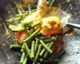 Foto langkah ke 3 dari resep Opor Ayam Telur Kuah Kuning.