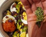 عکس مرحله 5 از دستور سالاد آووکادو و تخم‌مرغ ویژه (رژیم کتوژنیک (Ketogenic Diet) )🥑🥚🍅🧅🍋