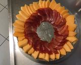 Une image de l'étape 4 de Salade soleil de melon à la feta, lomo et poivre de Sichuan.
