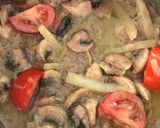 Gombás-mustáros csirkepörkölt burgonyával recept fázis 3 fotója