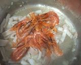 Foto del paso 3 de la receta: Caldero de arroz con almejas, gambas y calamar