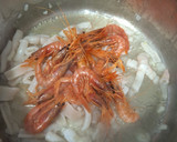 Foto del paso 3 de la receta: Caldero de arroz con almejas, gambas y calamar
