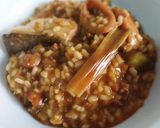 Foto del paso 11 de la receta: Arroz meloso de bacalao, calamar, ajos tiernos y alcachofas