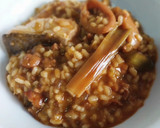 Foto del paso 11 de la receta: Arroz meloso de bacalao, calamar, ajos tiernos y alcachofas