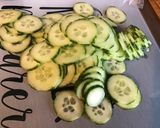 Une image de l'étape 6 de Salade de concombre,tomates Tiverta,pomelos et ail des ours.