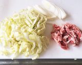 A picture of step 1 of Easy Soy Sauce Stir-Fried Udon with Frozen Udon.