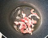 A picture of step 3 of Easy Soy Sauce Stir-Fried Udon with Frozen Udon.