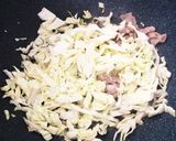 A picture of step 4 of Easy Soy Sauce Stir-Fried Udon with Frozen Udon.