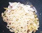 A picture of step 5 of Easy Soy Sauce Stir-Fried Udon with Frozen Udon.