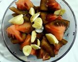 Foto del paso 2 de la receta Cazuela de boquerones en salsa de tomates negros