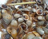 Foto langkah ke 5 dari resep Kerang Dara Saus Padang.