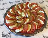 Une image de l'étape 7 de Salade de tomates à la mozzarella di buffala et pistaches.