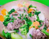 Hình bước làm 4 của món Thịt bò xào hành tây,bông cải xanh và cà rốt