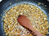 Merluza en salsa, con trigueros guisantes y gambitas