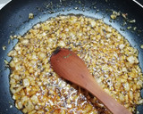 Foto del paso 3 de la receta: Merluza en salsa, con trigueros guisantes y gambitas