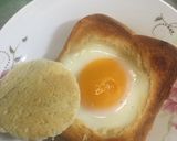 Hình bước làm 3 của món Trứng ốp la trong sandwich
