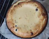 Foto del paso 5 de la receta: Tarta Fluida de Chocolate Blanco, Plátano y Arándanos con Base de Galletas y Helado de Violetas