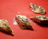 Foto del paso 8 de la receta: Solomillo de bonito, con hebras de hinojo y escamas de sal negra ahumada