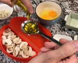 Foto del paso 1 de la receta: Tortilla de champiñones y queso azul al toque de albahaca con Lékué Omelette al microondas