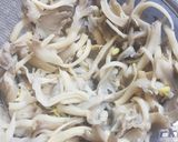 Hình bước làm 3 của món Mì trứng trộn nấm bào ngư