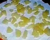 A picture of step 3 of Fresh pineapple cream cake.