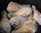 Foto del paso 1 de la receta Muslos de pollo con verduras en Cocotte
