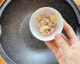 รูปขั้นตอนการทำที่ 2 ของ ผัดผักกาดดองกับถั่วงอกและหมูสับ By แม่บ้าน
