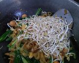Foto langkah ke 7 dari resep Kwetiau goreng topping siomay dan sosis.