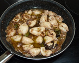 Foto del paso 5 de la receta: Chipirones con pimientos y picada catalana