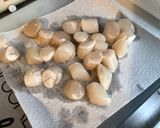 Une image de l'étape 3 de Noix de saint Jacques aux petits oignons blancs.