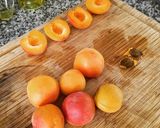 Foto del paso 4 de la receta Ensalada de Tomate y Albaricoques a la Plancha sobre Pan Khobz Relleno de Queso