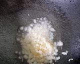 A picture of step 5 of Egg Chowmein.